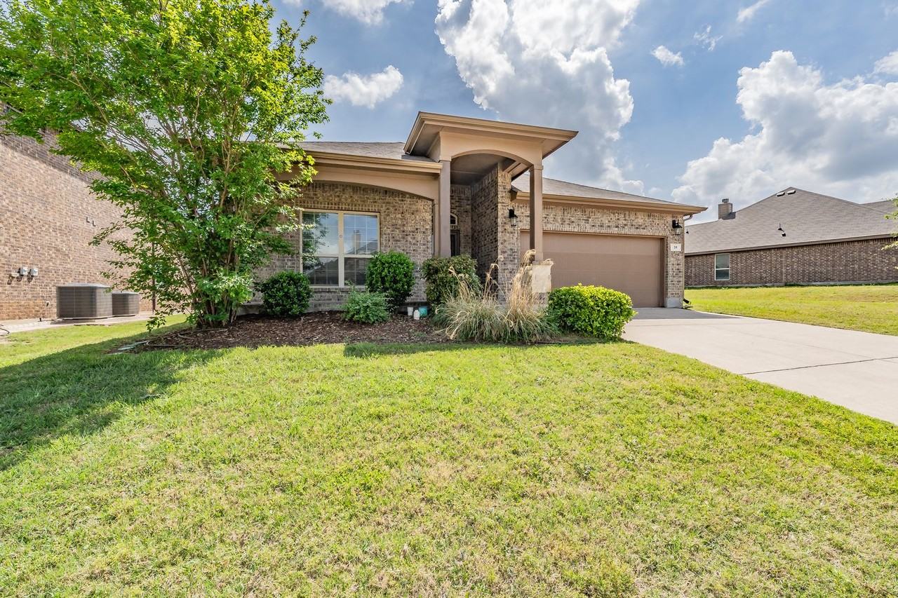 31 Mapleridge Dr - Photo 2 of 35