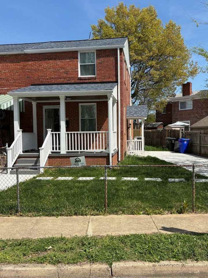 2449 S Oakland St - Photo 2 of 29