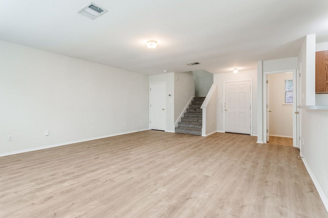 3410 Sherwin Dr - Photo 4 of 25