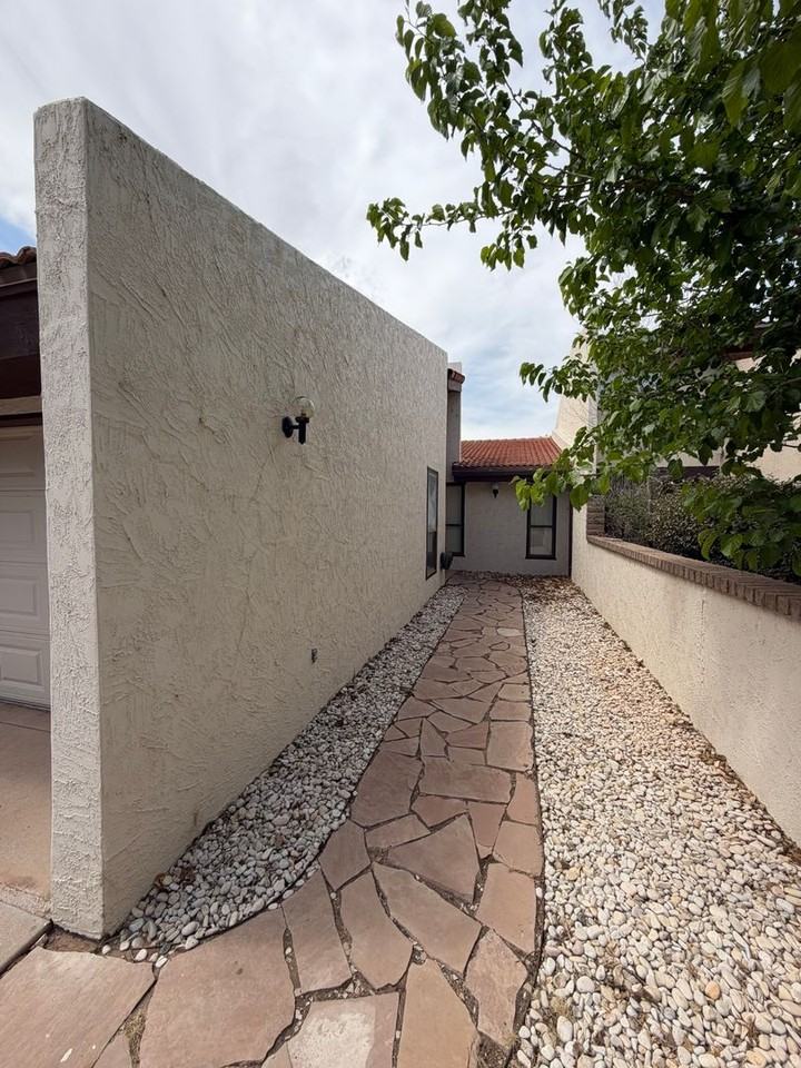 1413 Desert Willow Dr - Photo 2 of 32