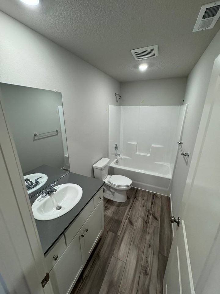 2051 Franklin St - Photo 5 of 9