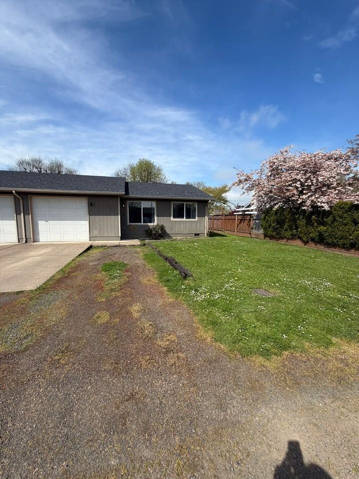 370 S 11th St - Photo 3 of 20