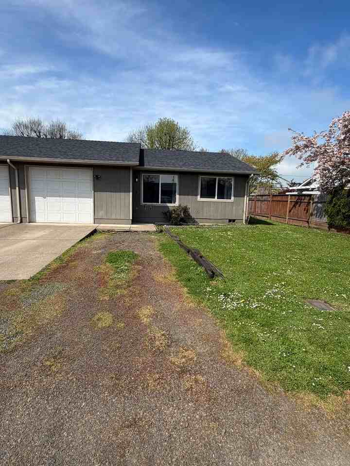 370 S 11th St - Photo 4 of 20