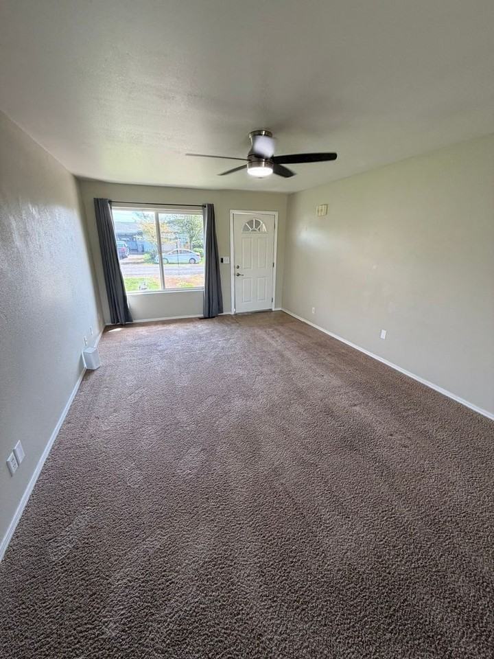 370 S 11th St - Photo 6 of 20