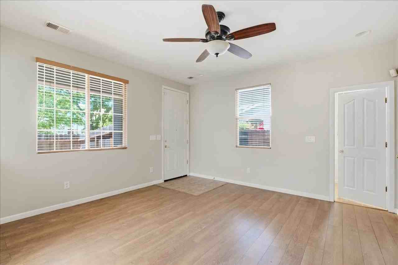 2803 Crested St - Photo 5 of 26