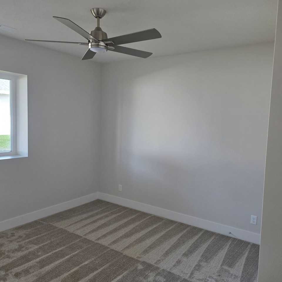 5807 S 94th St - Photo 3 of 22