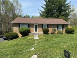 featured image of 215 River Rd