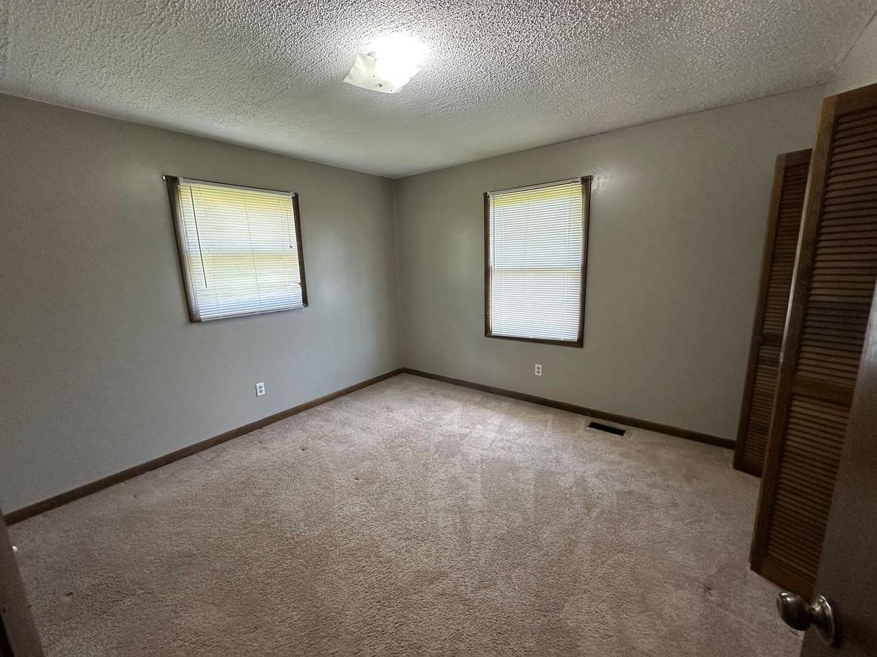 215 River Rd - Photo 5 of 11