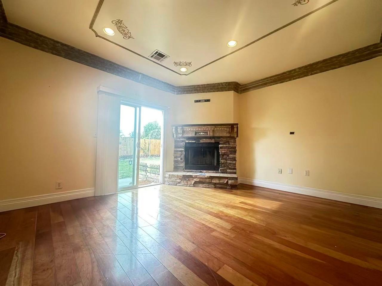 928 S Bon View Ave - Photo 5 of 16