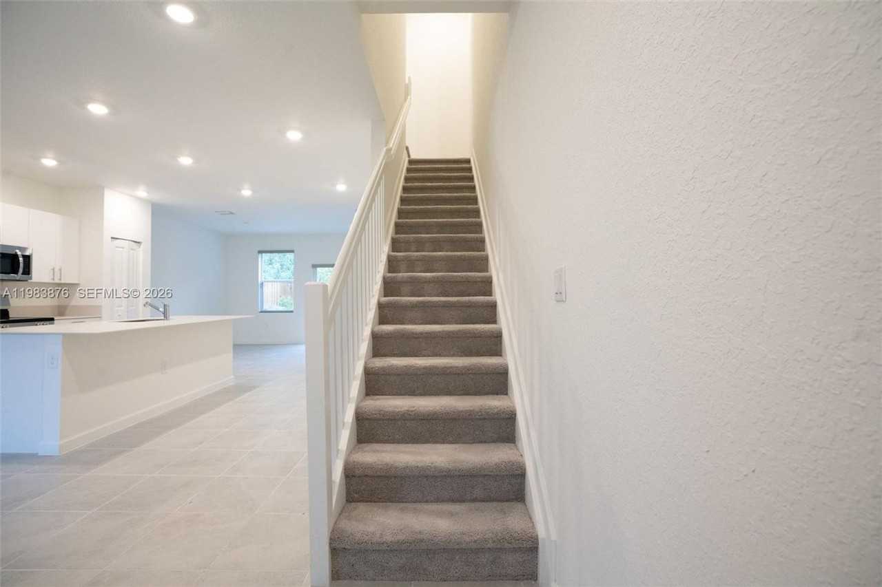 204 Se 10 Ct - Photo 3 of 13