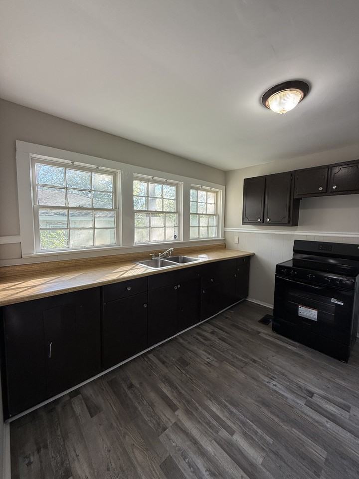 923 Woodward Rd #1 - Photo 4 of 8