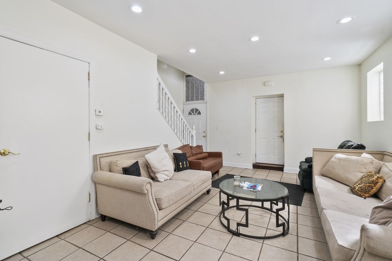 2135 Carey Way #2135 - Photo 3 of 25