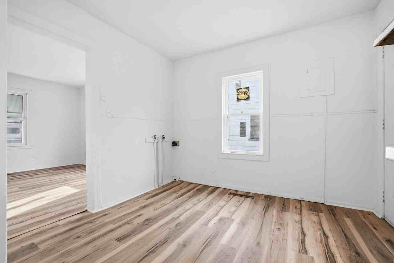 1614 W 18th St #1 - Photo 3 of 16