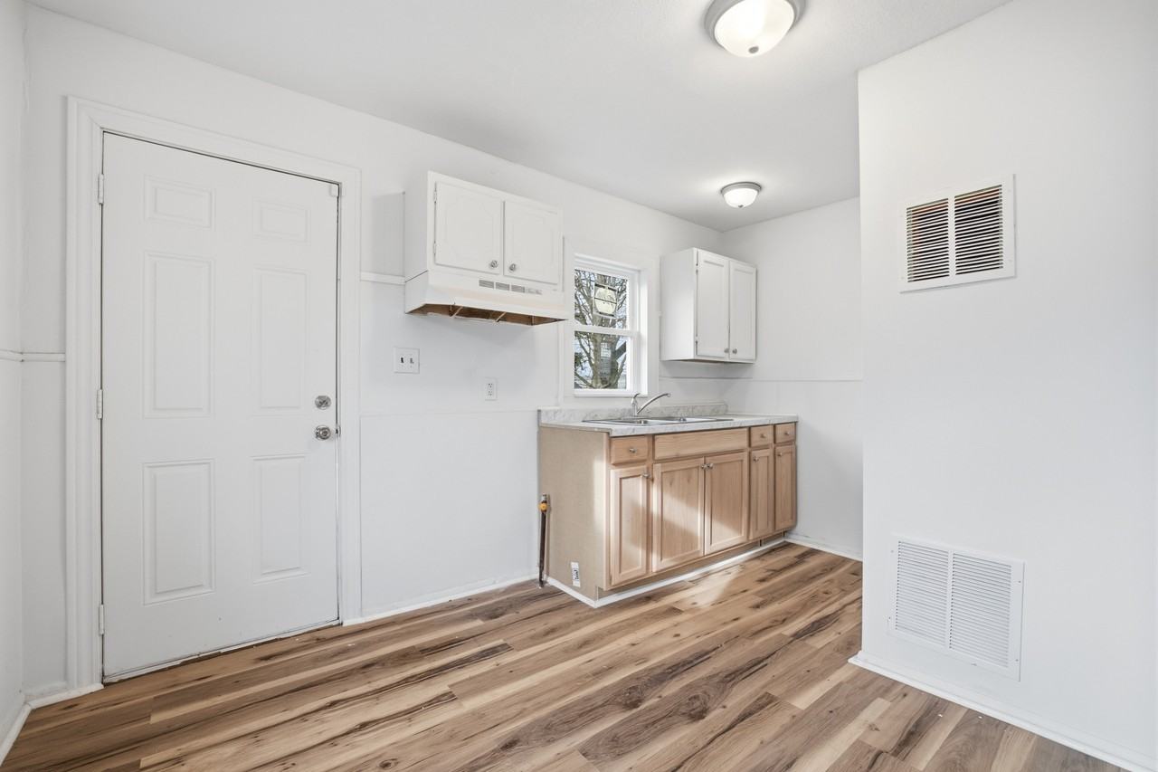 1614 W 18th St #1 - Photo 5 of 16