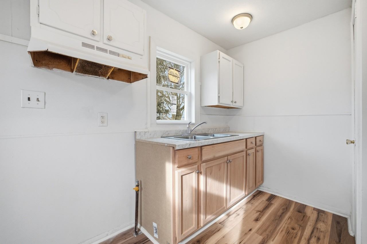 1614 W 18th St #1 - Photo 6 of 16