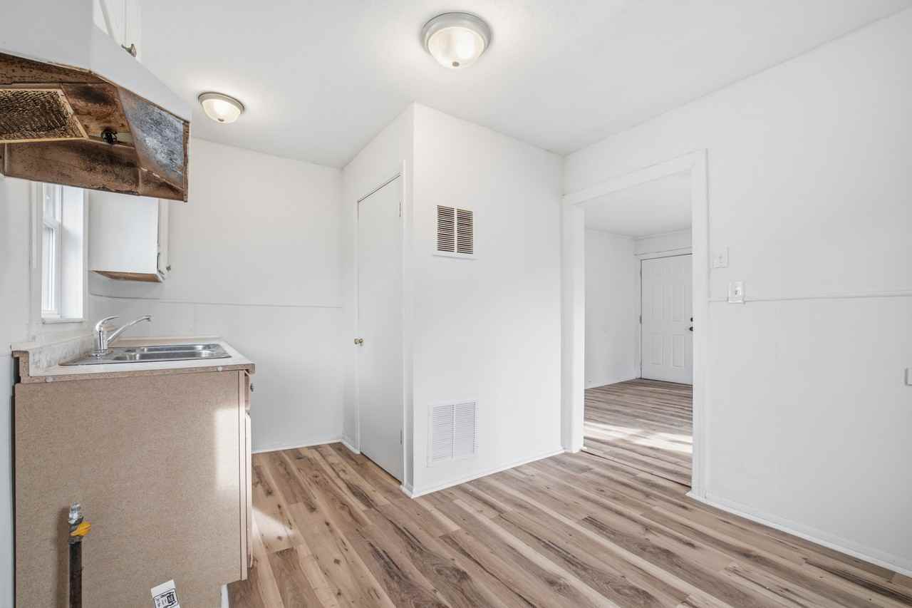 1614 W 18th St #1 - Photo 7 of 16