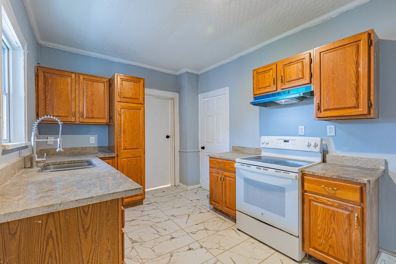 383 Champlain St - Photo 7 of 40