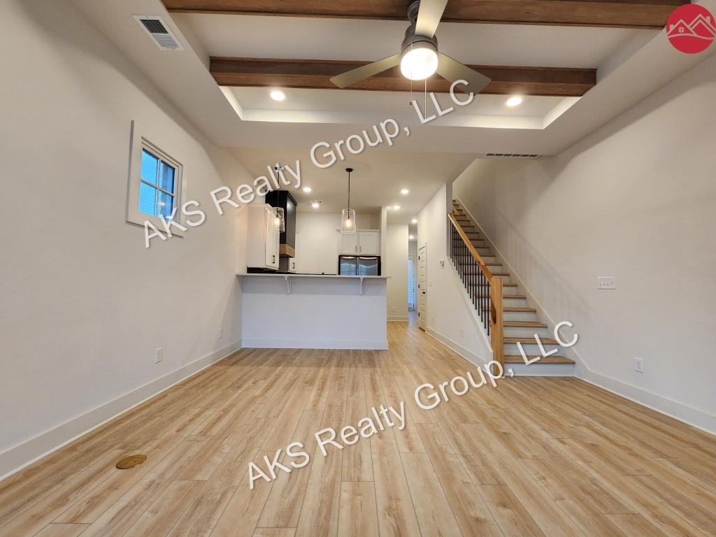 1012 Windsor Dr - Photo 3 of 16