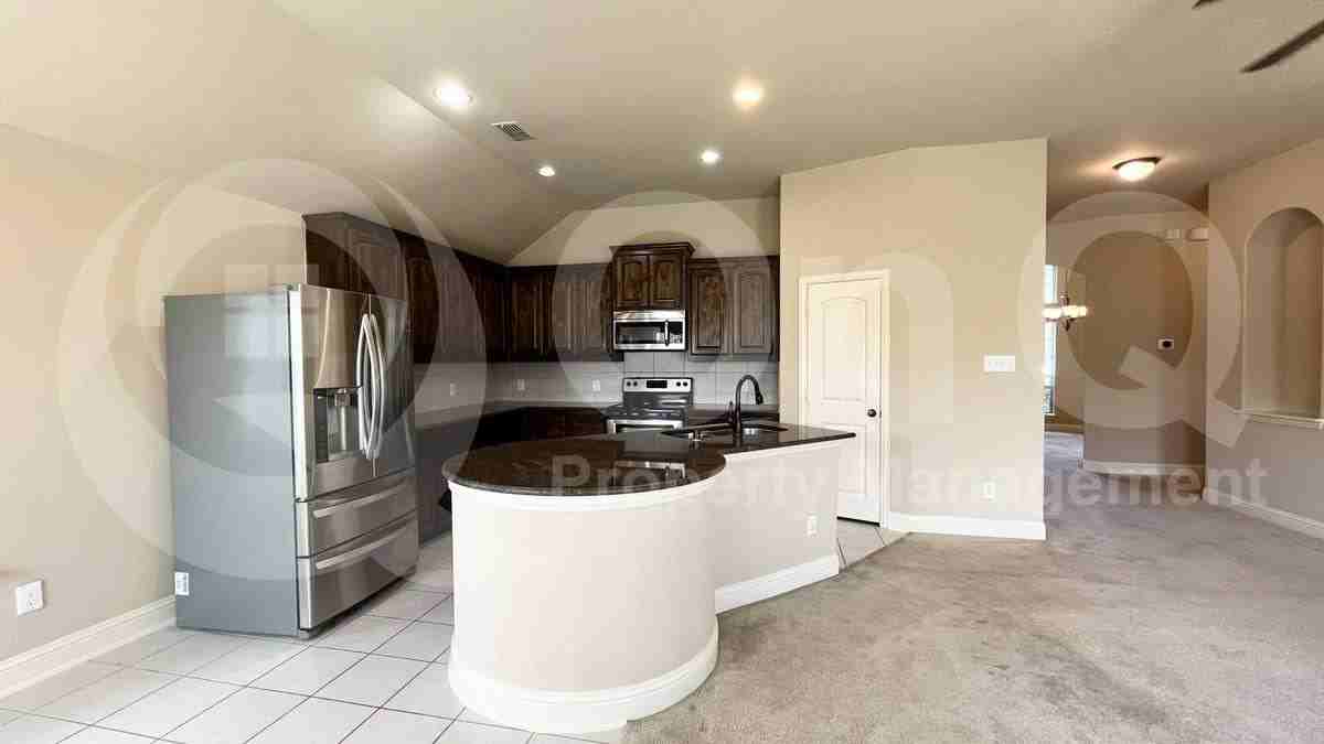 1705 Fair Oaks Ln - Photo 2 of 10
