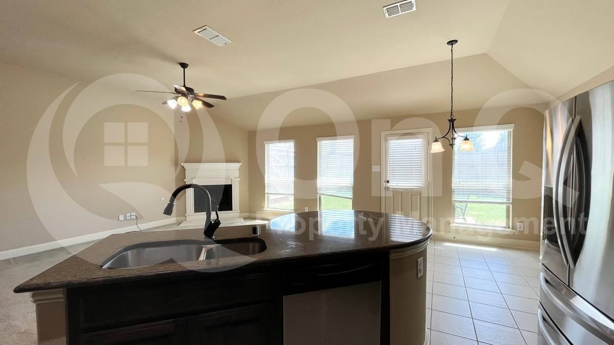 1705 Fair Oaks Ln - Photo 3 of 10