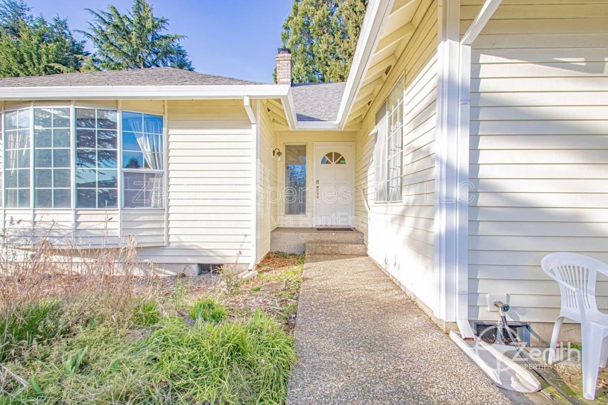 12018 Se 17th St - Photo 3 of 10