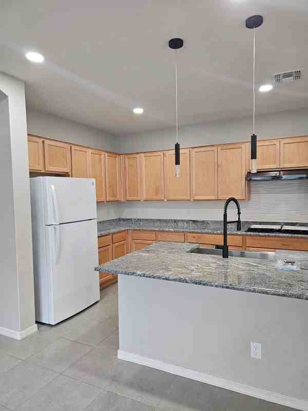 15092 W Portland St - Photo 3 of 30