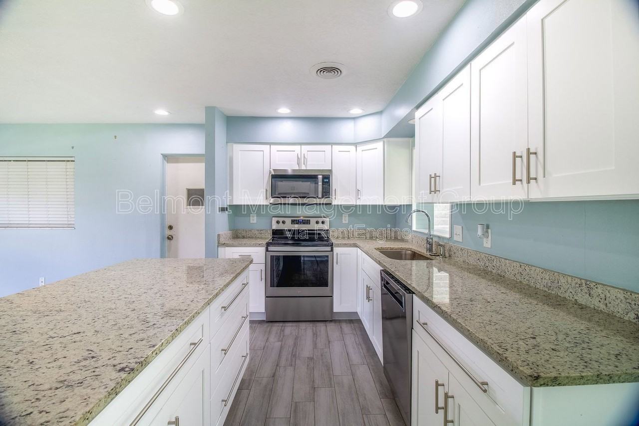 1868 Lake Spier Dr - Photo 5 of 16