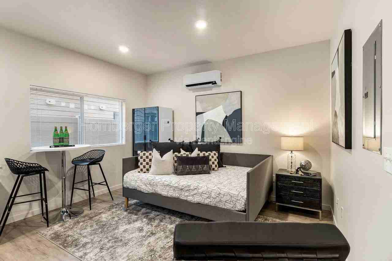 6020 N Astor St #11 - Photo 3 of 8