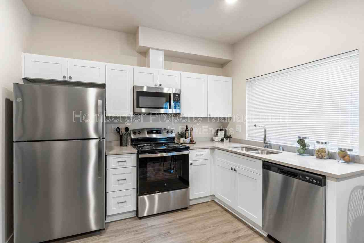 6020 N Astor St #11 - Photo 4 of 8