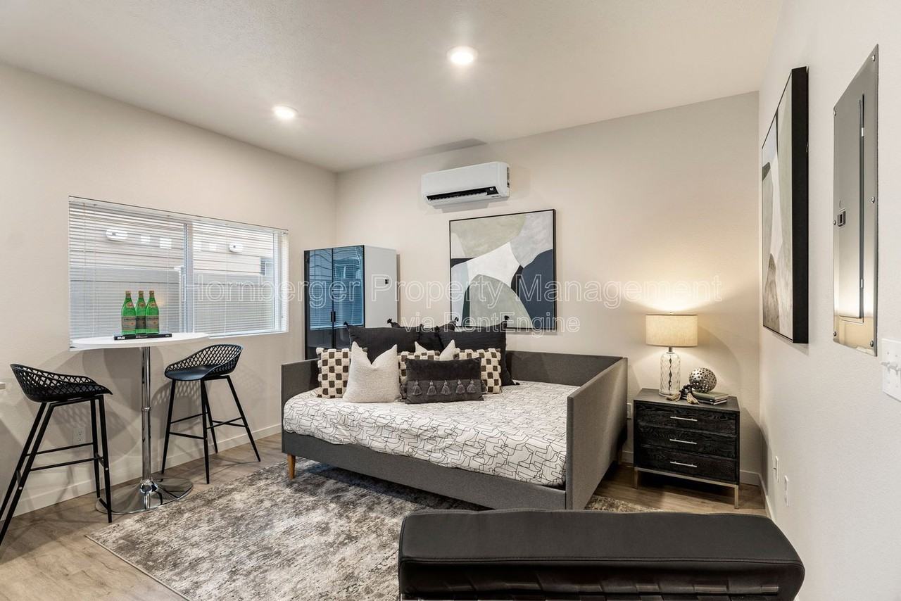 6020 N Astor St #8 - Photo 3 of 9