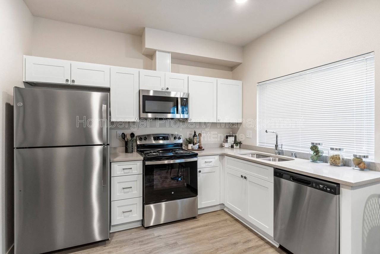 6020 N Astor St #8 - Photo 4 of 9