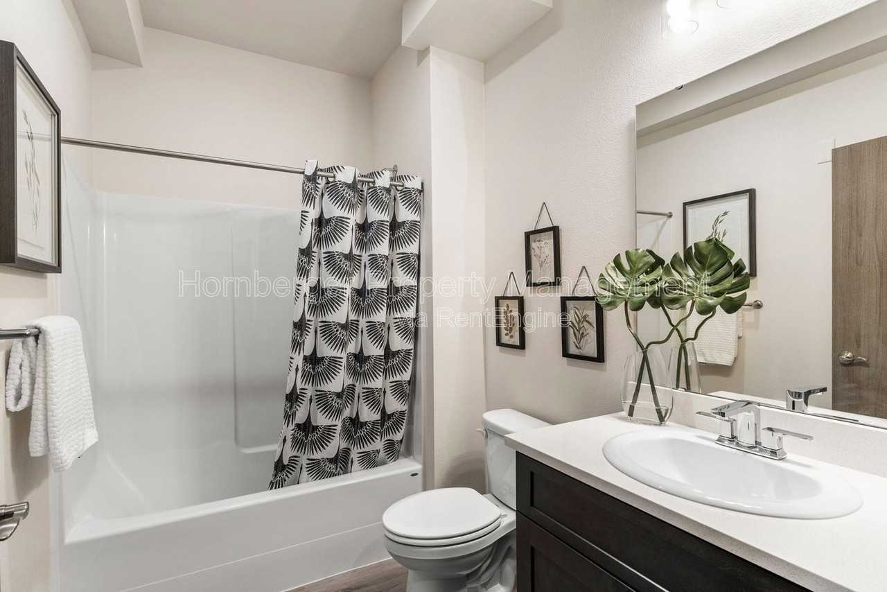 6020 N Astor St #8 - Photo 5 of 9