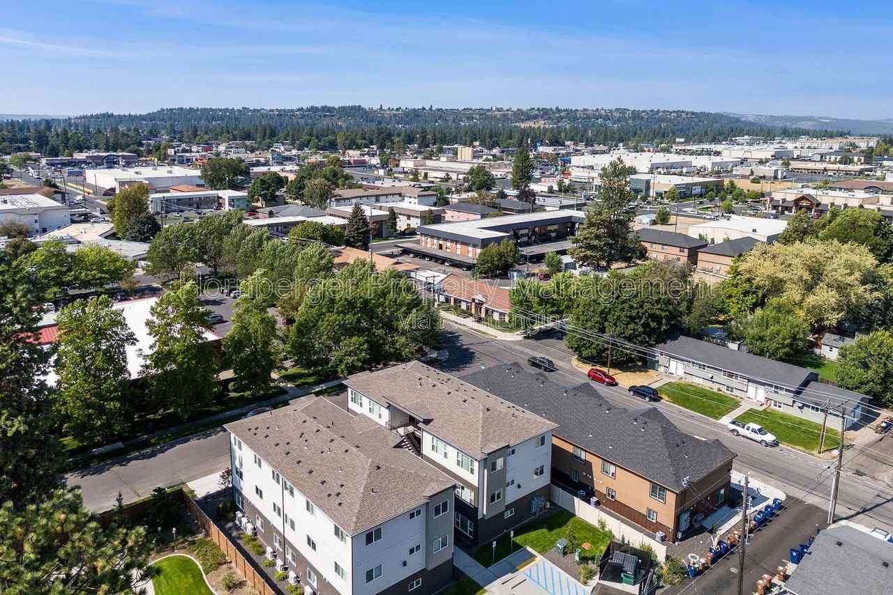 6020 N Astor St #8 - Photo 7 of 9