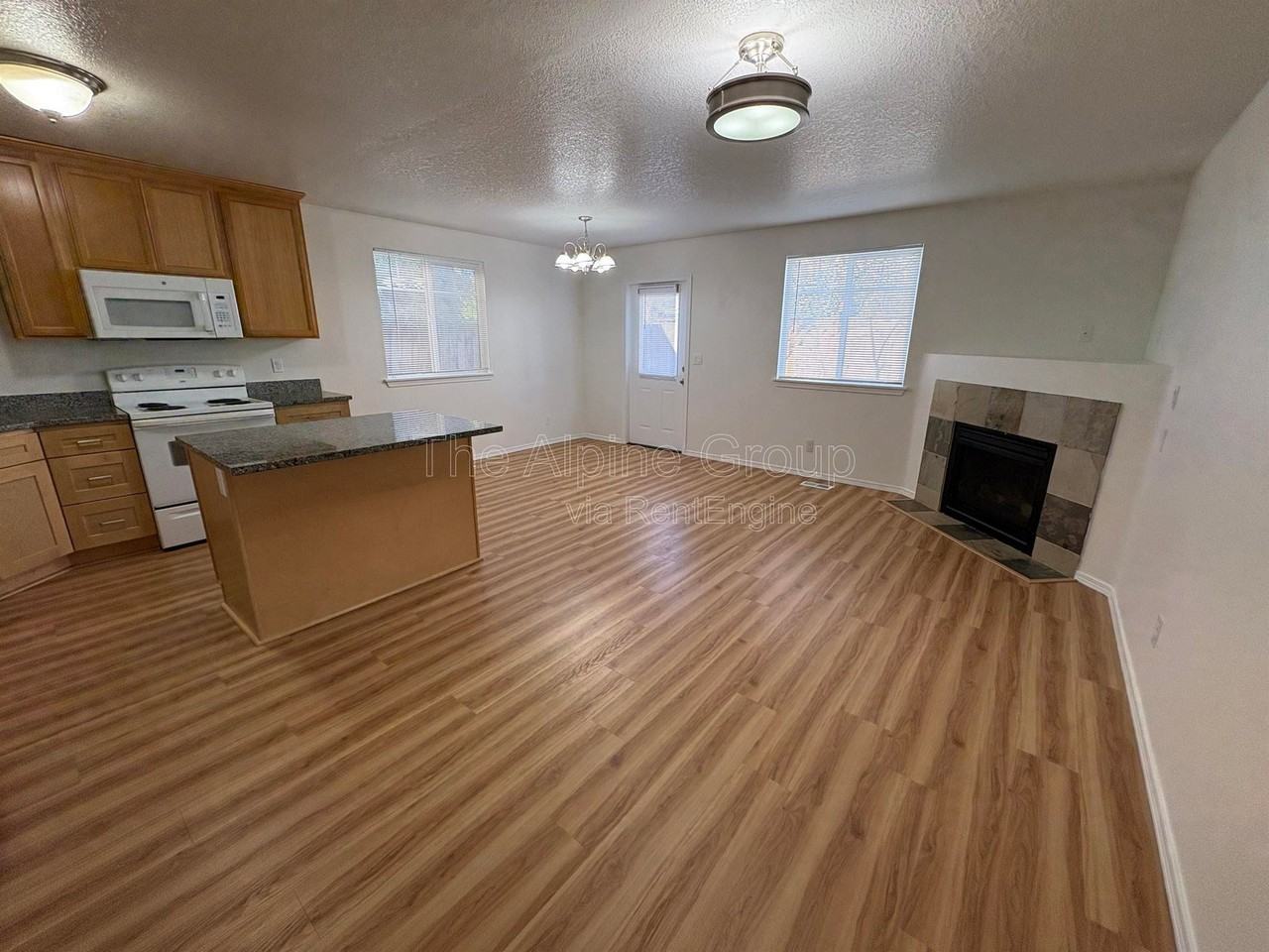 210 Nw Connell Ave - Photo 3 of 23