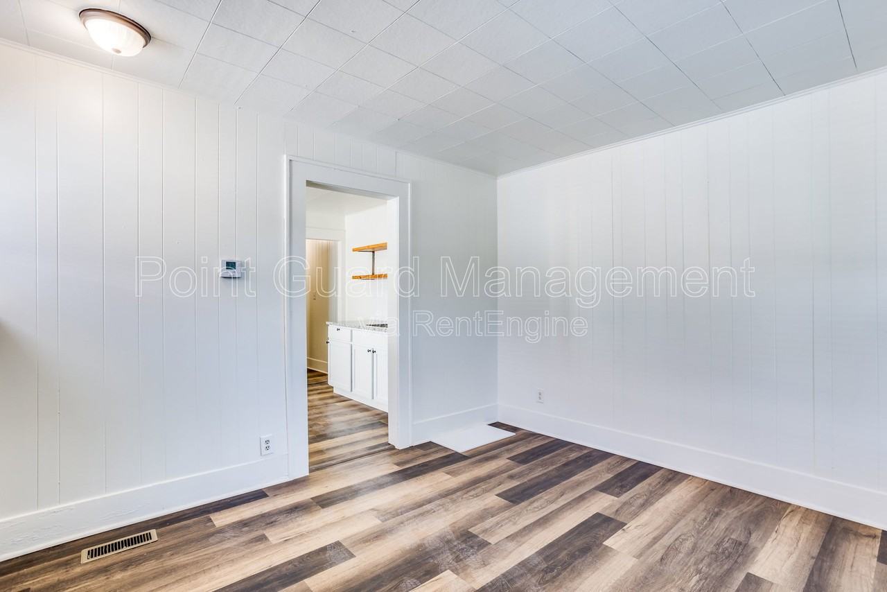 1204 N Jefferson St #1 - Photo 2 of 10