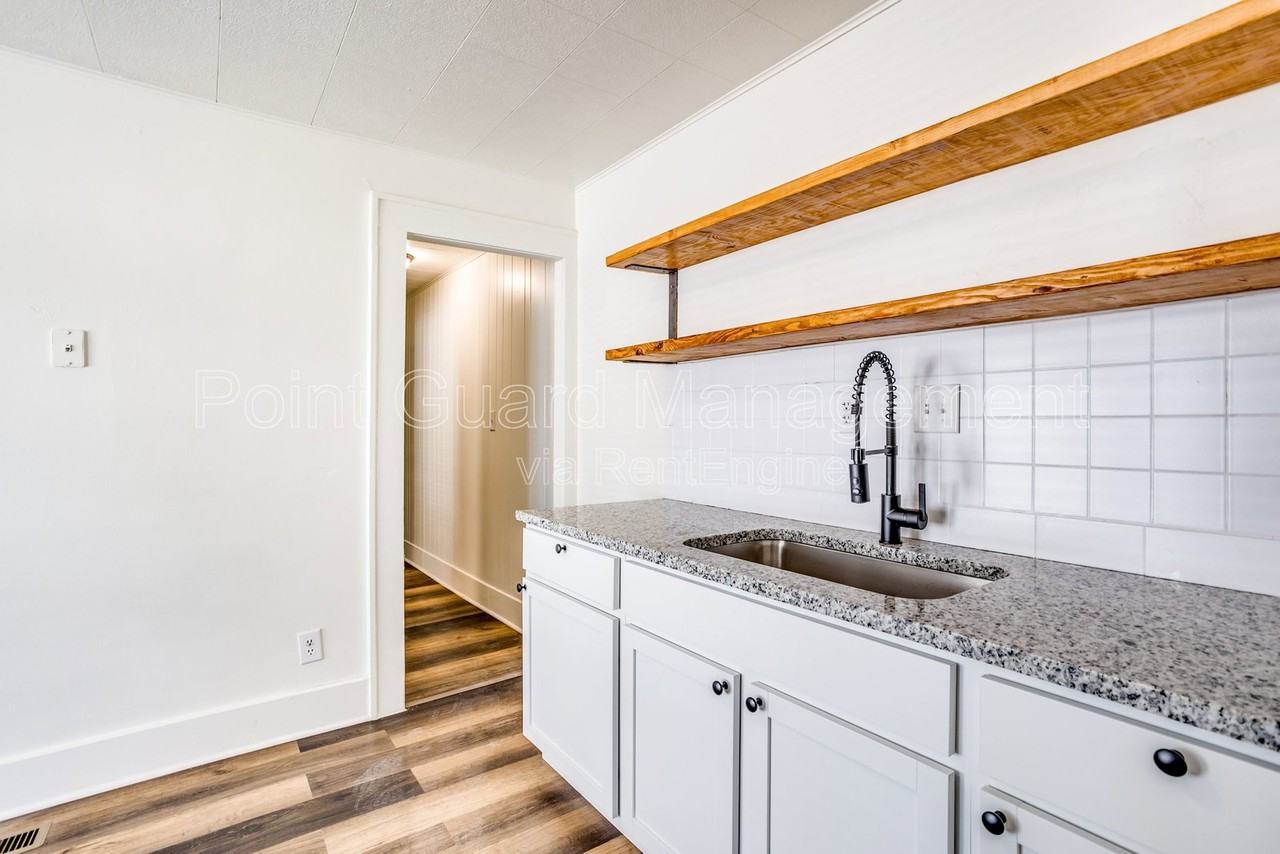 1204 N Jefferson St #1 - Photo 4 of 10