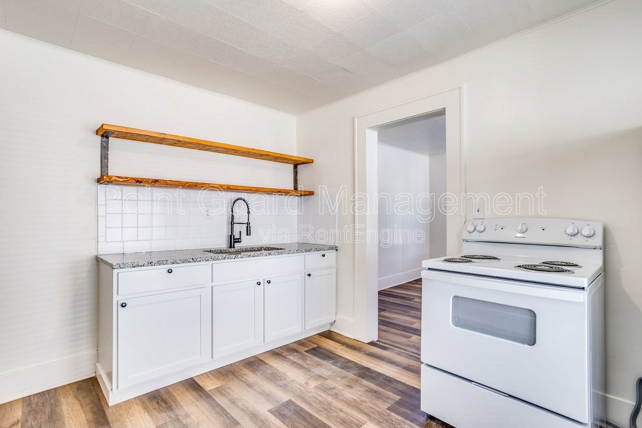 1204 N Jefferson St #1 - Photo 5 of 10