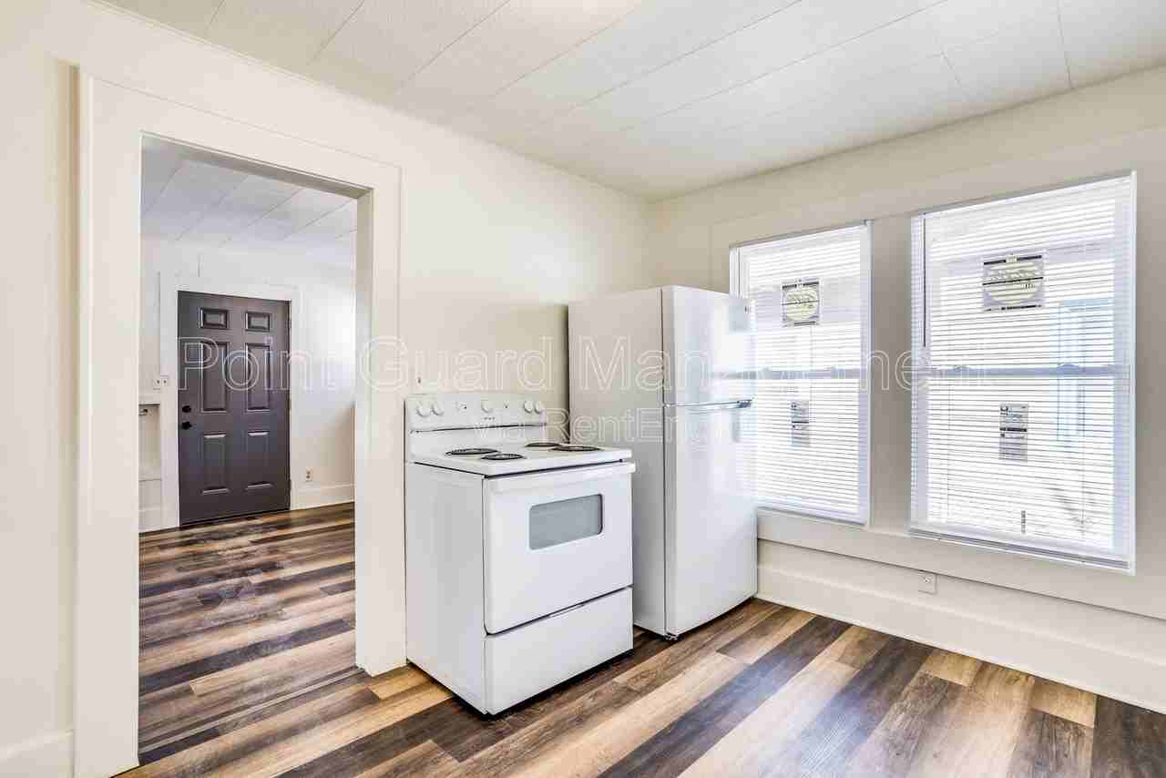 1204 N Jefferson St #1 - Photo 6 of 10