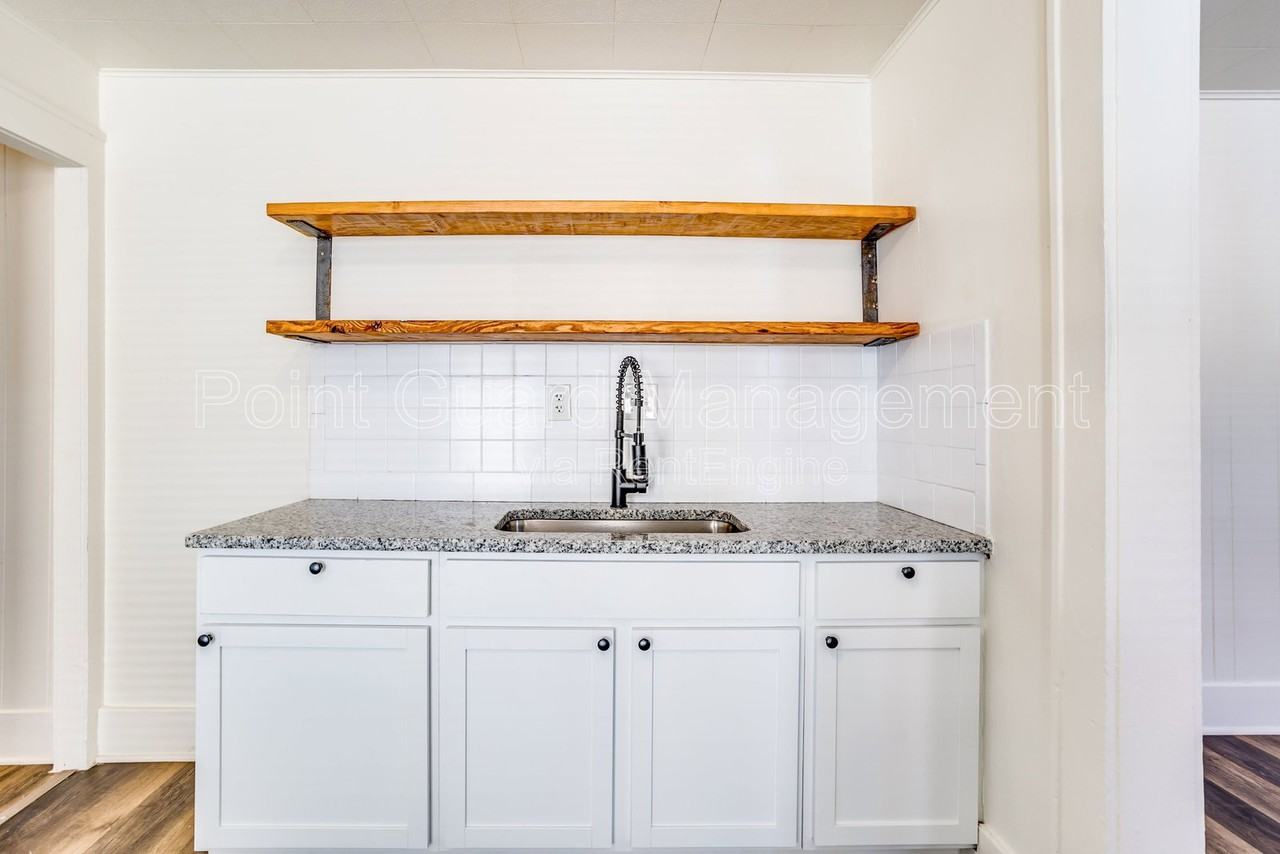 1204 N Jefferson St #1 - Photo 7 of 10