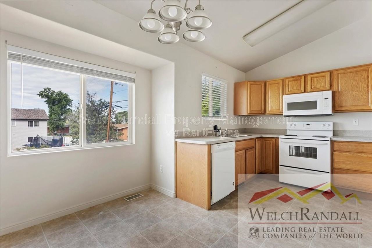 1213 N Orchard Ave - Photo 7 of 41