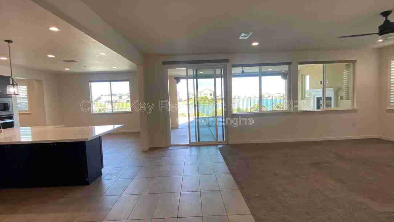 17823 Taft Dr - Photo 4 of 28