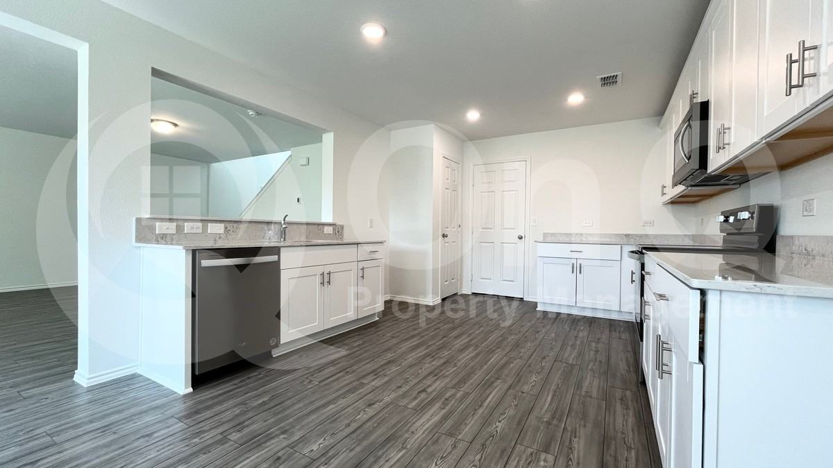 812 Poppy Cove Ln - Photo 4 of 22