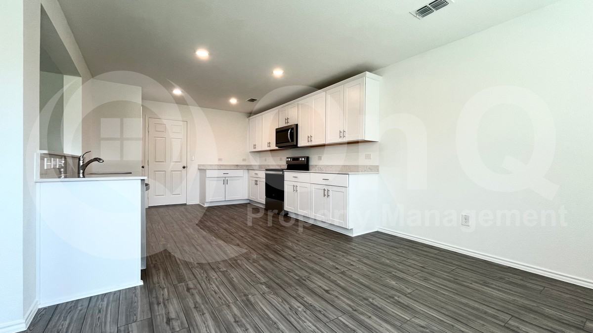 812 Poppy Cove Ln - Photo 5 of 22