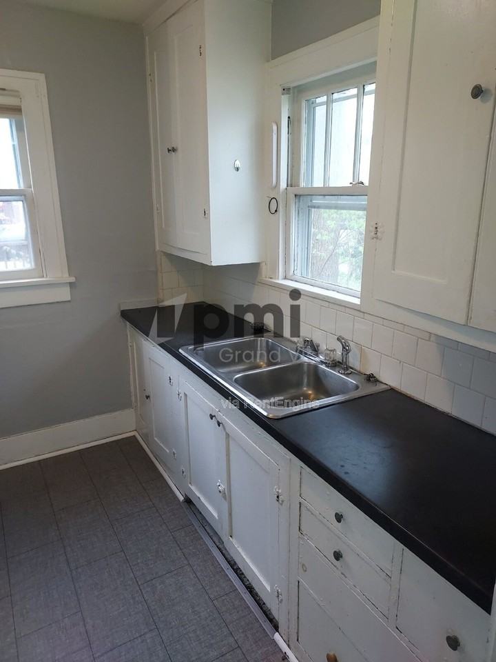 698 S Stone St - Photo 4 of 18