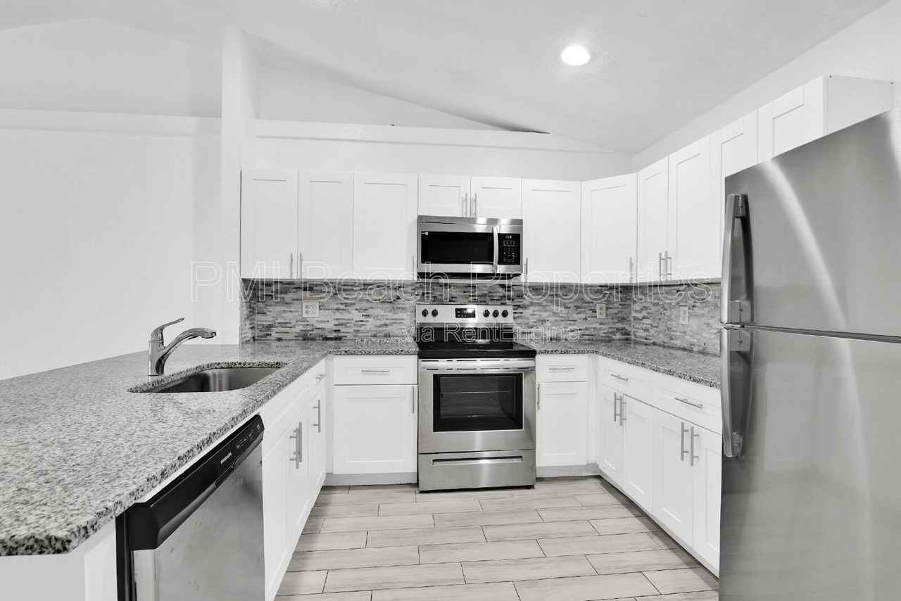 13974 Folkestone Cir - Photo 2 of 38