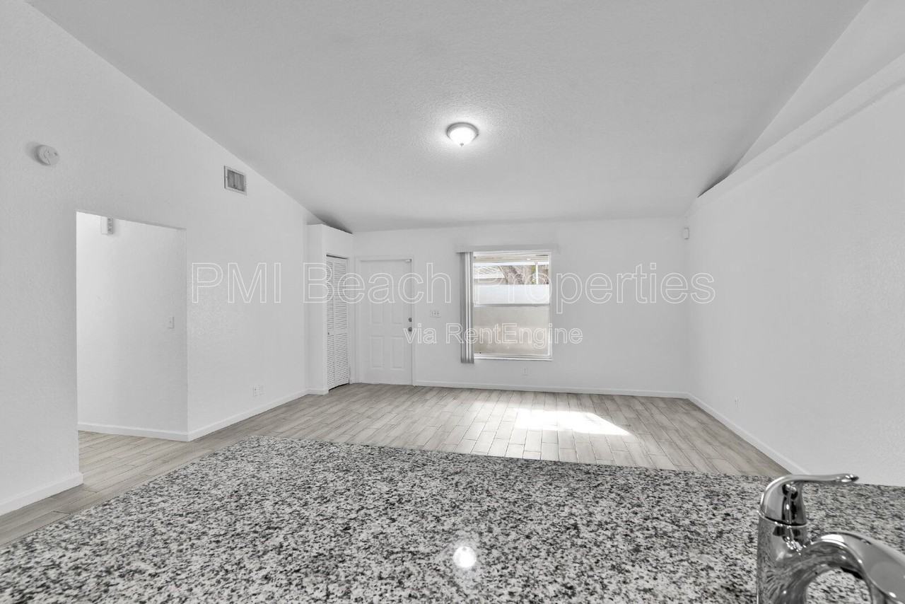 13974 Folkestone Cir - Photo 3 of 38