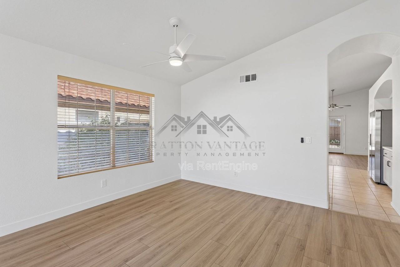 9841 W Tonopah Dr - Photo 4 of 34