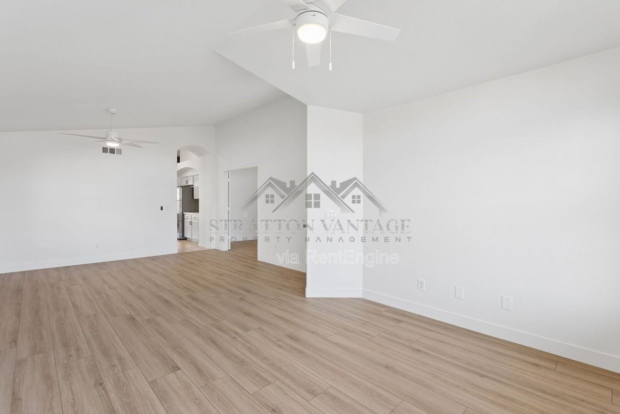 9841 W Tonopah Dr - Photo 6 of 34