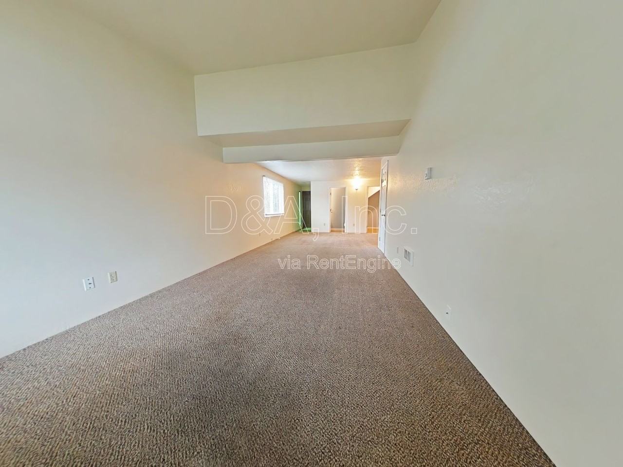 142 Se Atwood Ave - Photo 2 of 17