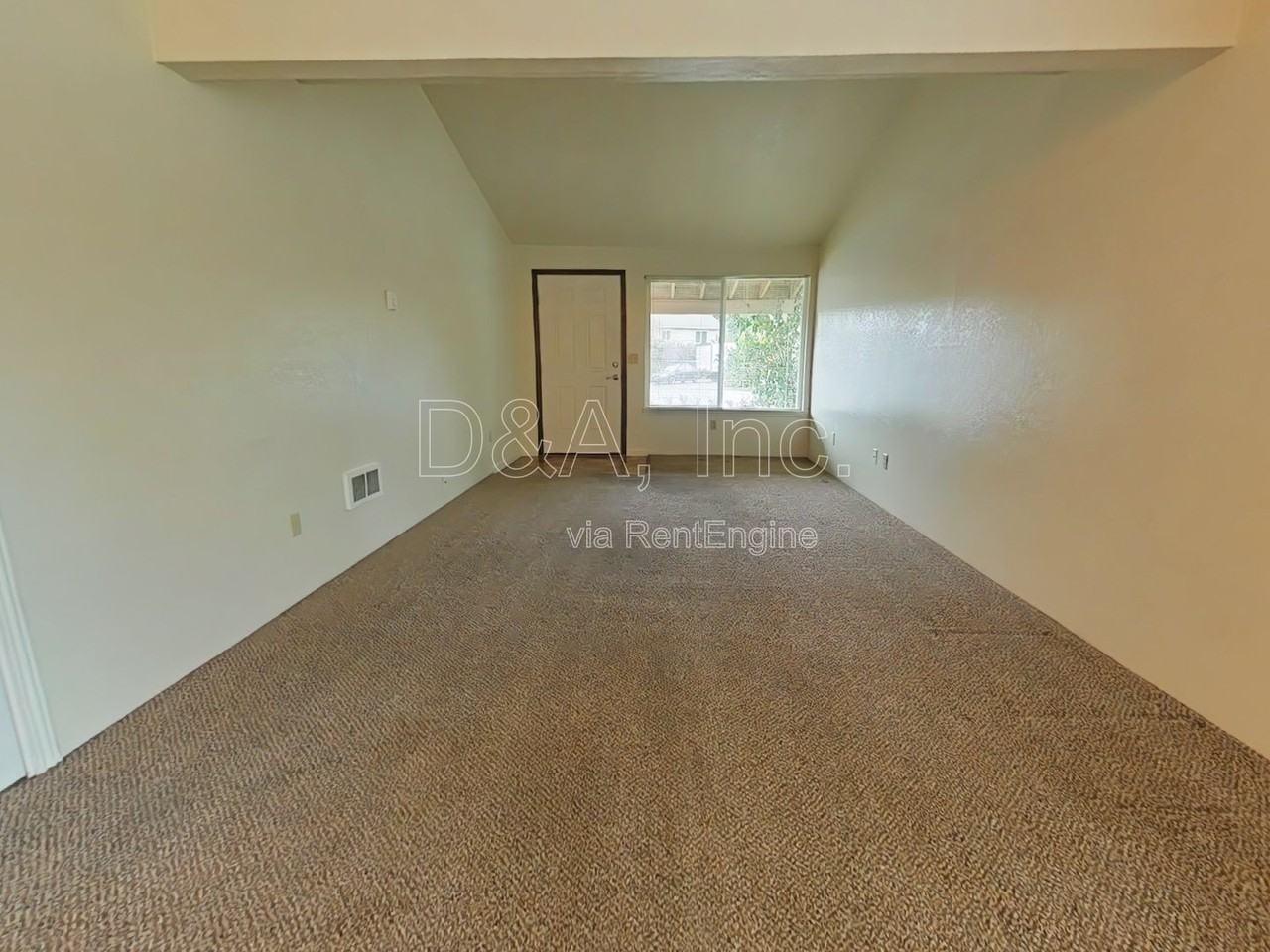 142 Se Atwood Ave - Photo 3 of 17